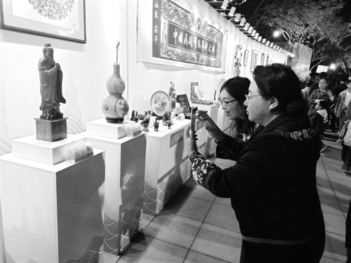 黄河大集汇集沿黄九省(区)众多非遗手造精品,吸引了不少市民前来观赏购买